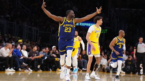 Warriors down Lakers behind historic 3.